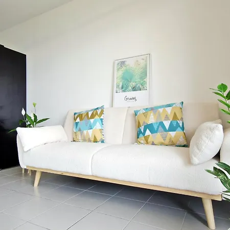 Sea View - Quiet Location, Air Conditioning & Parking 公寓