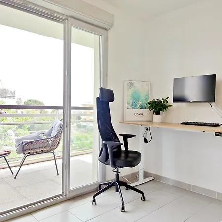 Sea View - Quiet Location, Air Conditioning & Parking Apartament *