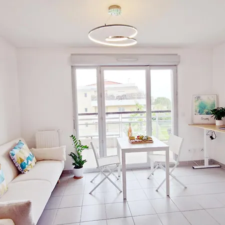 Sea View - Quiet Location, Air Conditioning & Parking Apartament *
